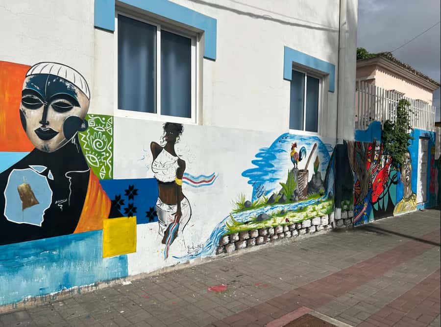 Santiago: Landscapes, Street Art, and Markets Day Trip - The east coast return shows a quieter Santiago