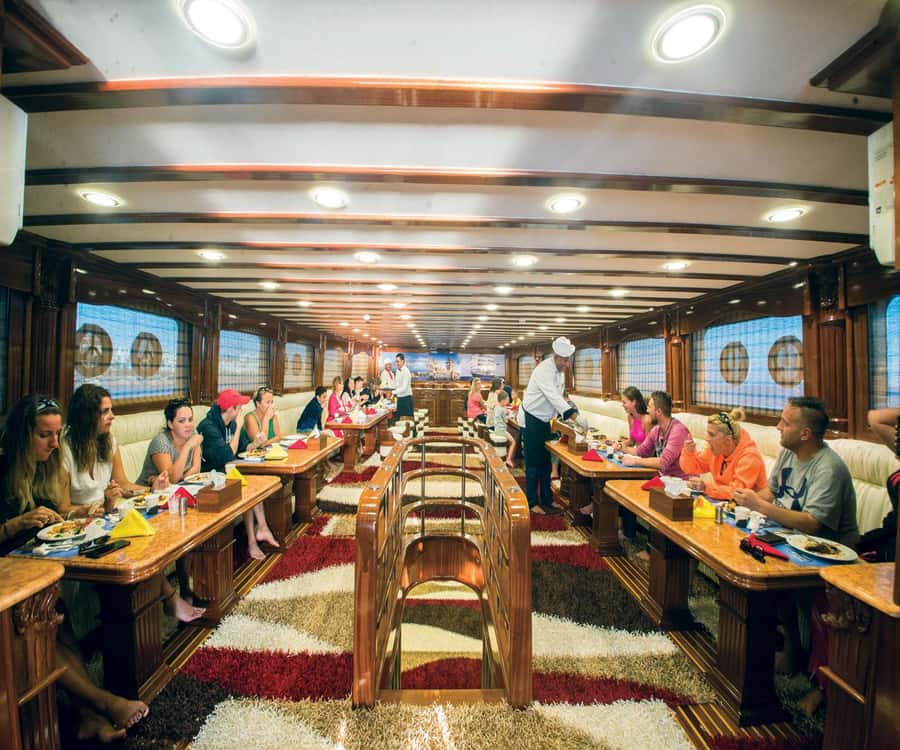 Sharm el-Sheikh: Ras Mohammed Elite VIP Cruise and BBQ Lunch - White Island, the short shore stop