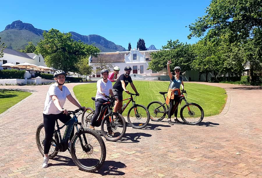 Stellenbosch: Historical Bike Tour & Wine Tasting - Second estate: Cape Dutch architecture and a private cellar