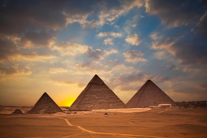 Top Day Tour To Giza Pyramids & Memphis City & Sakkara Pyramid - Giza: the classic first encounter