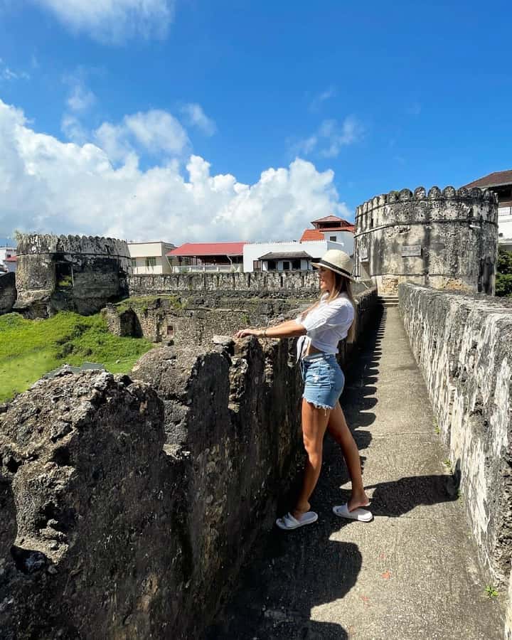 Zanzibar: 3 Hours Private Stone Town walking Tour with Guide - Narrow lanes, carved doors and coffee at Jaw’s Corner