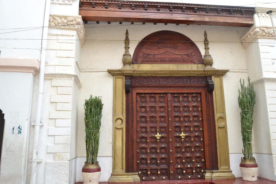 Zanzibar: 3 Hours Private Stone Town walking Tour with Guide - Sultan Palace and the old royal quarter